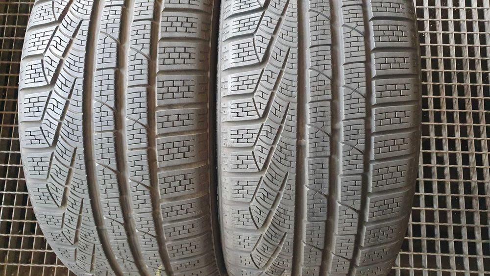 PIRELLI  SOTTOZERO  Winter W-240     235/35R19