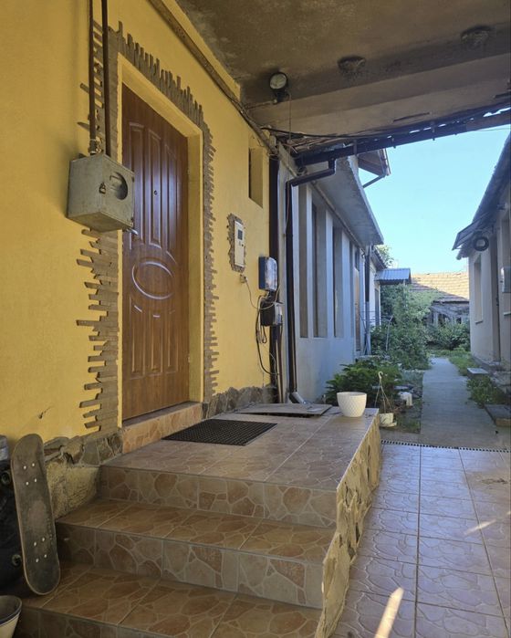 Напівособняк із загальним двориком