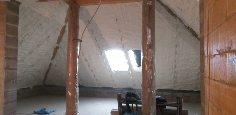 Ocieplenie pianką izolacja pianą docieplenia dachu poddasza piana pur