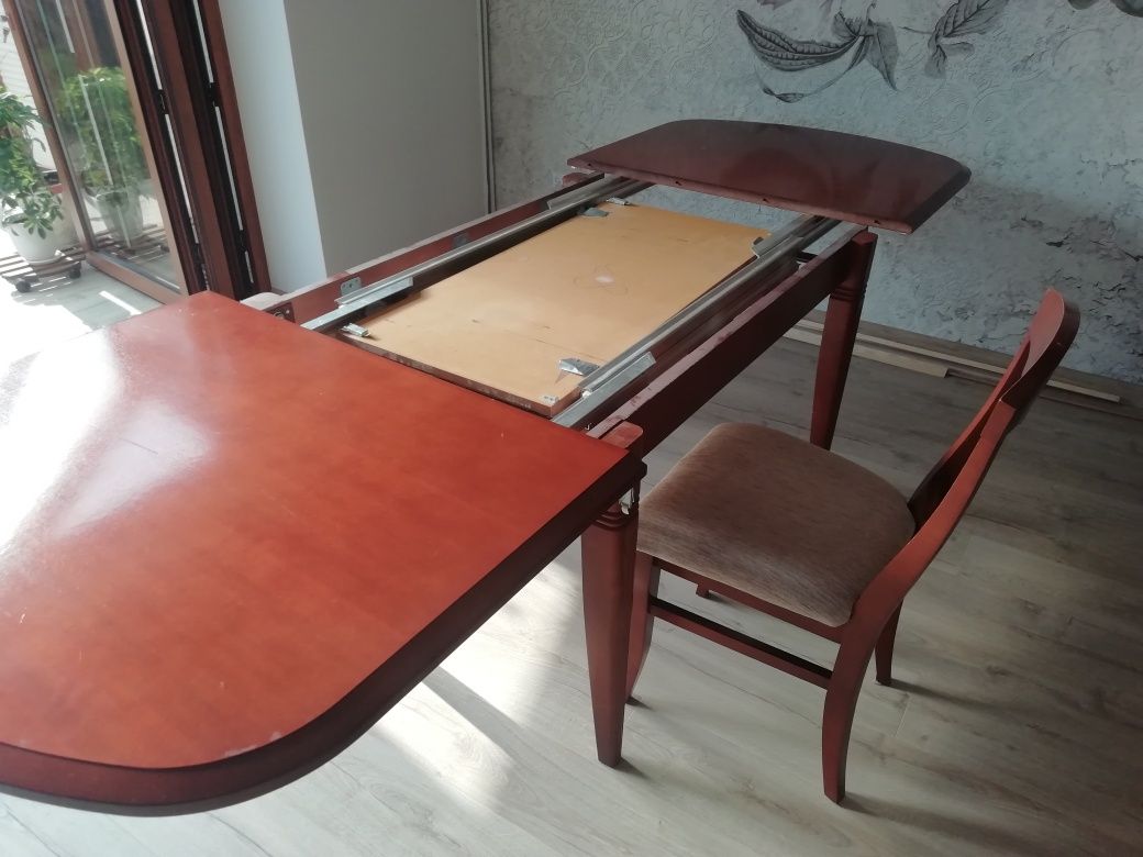 Stół rozkładany z krzesłami,komplet
