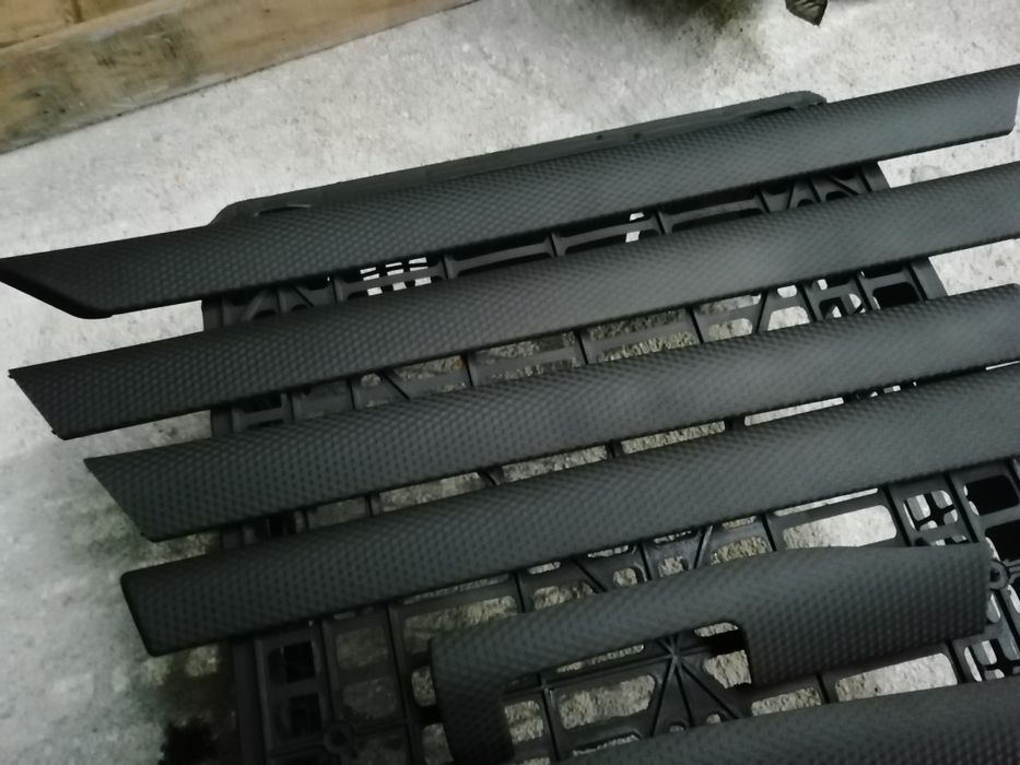 Apoio de pé e frisos interiores em carbono tudo pack m original