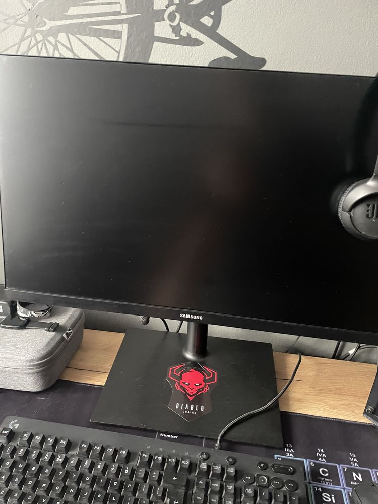 Komputer z monitorem