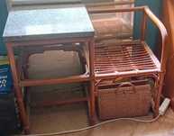 Cadeira com Mesa + Livros Antigos e Discos de Vinil – Coleção Única!