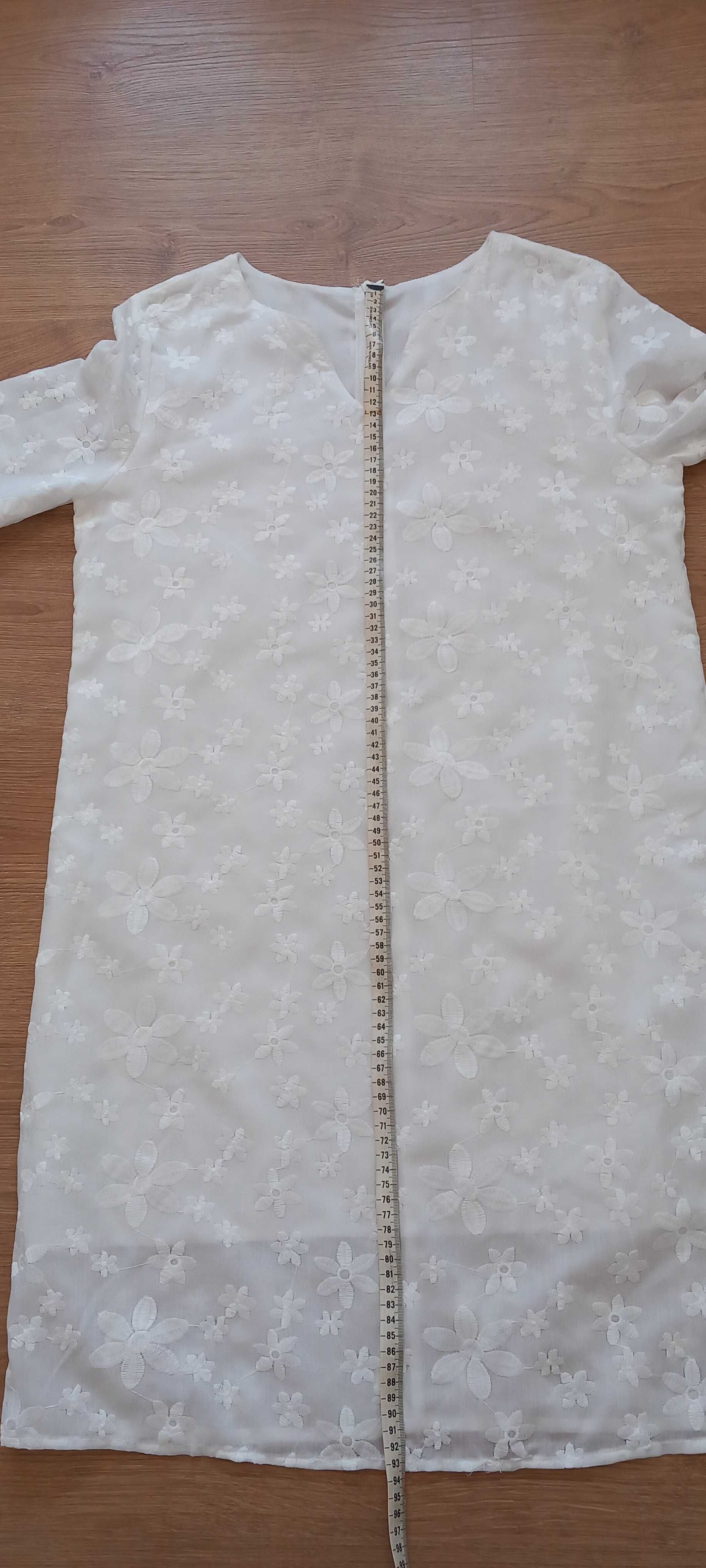 Vestido branco com bordados por estrear M/L