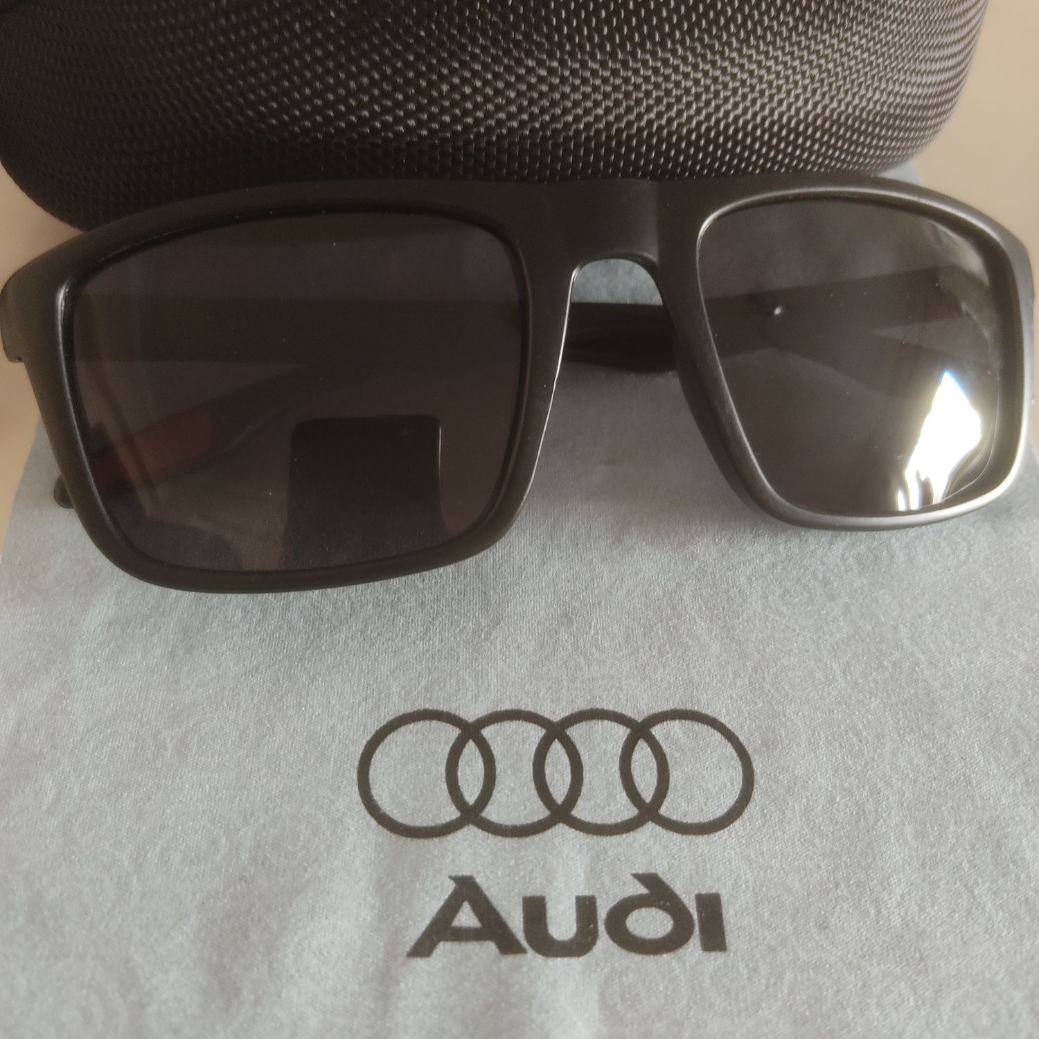 Óculos de sol logotipo Audi, box e pano de limpeza