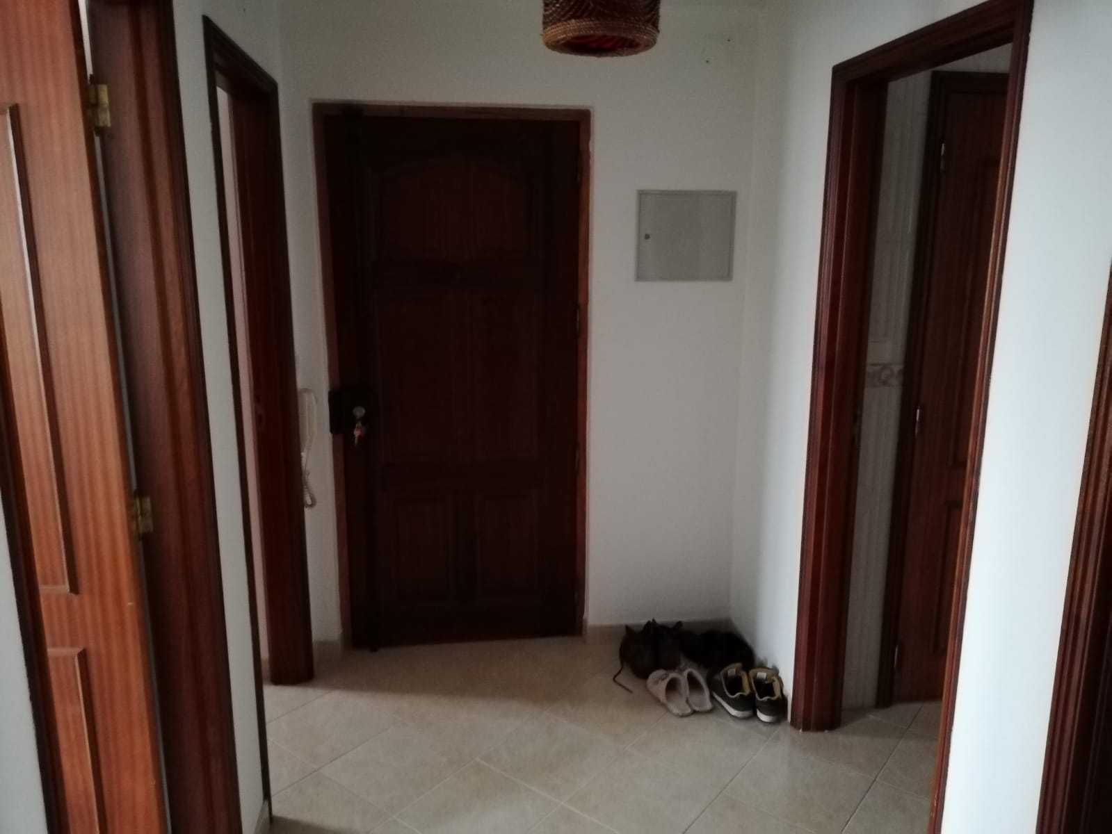 T2 Com Garagem / Centro Atouguia / Ao ano