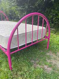 Cama solteiro em ferro rosa com colchão