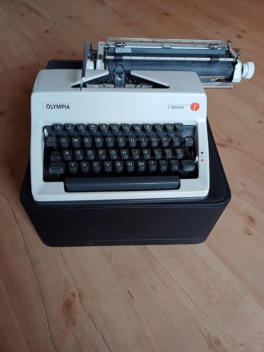 Maszyna analogowa do pisania OLYMPIA Monica