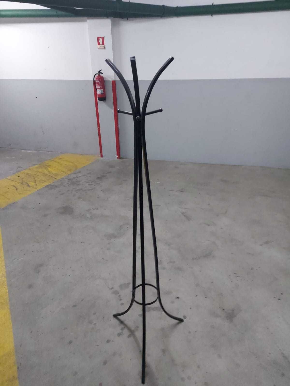 Cabide de Pé Preto