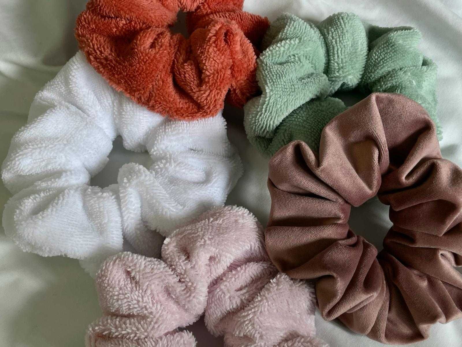 Scrunchies com diferentes tamanhos, cores e texturas