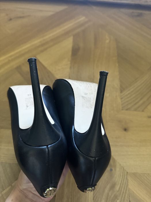 Czarne szpilki Guess