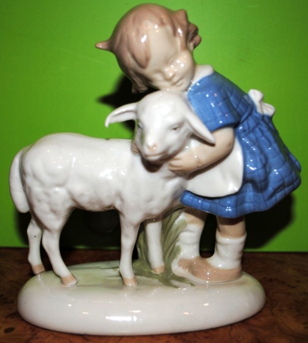 Figurka porcelanowa sygnowana