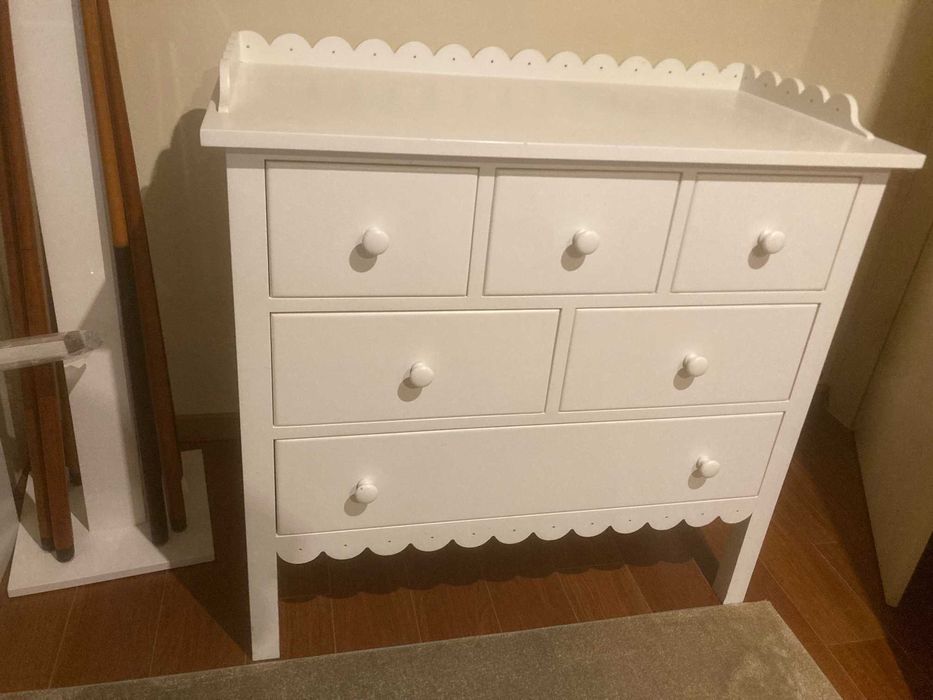 Cómoda de quarto- linda ! 99cm (comp) 48.5cm (prof) 90.5cm (altura)