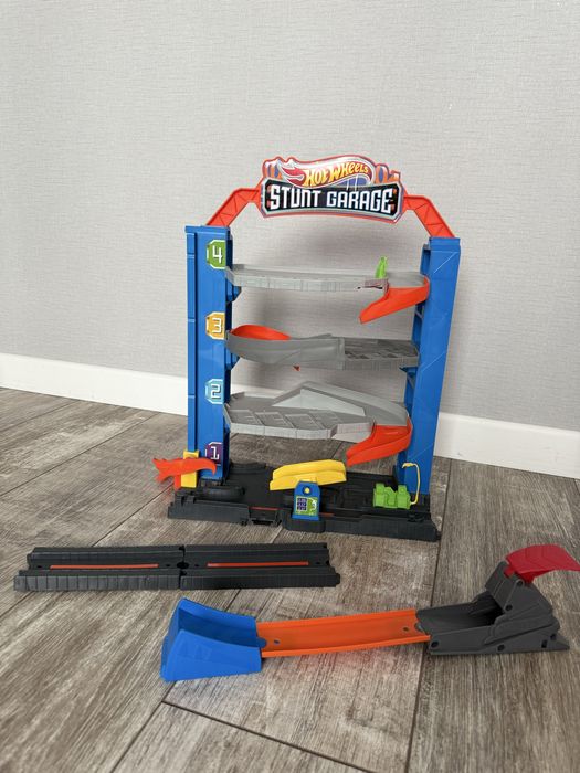 Ігровий набір Hot Wheels Гараж для трюків