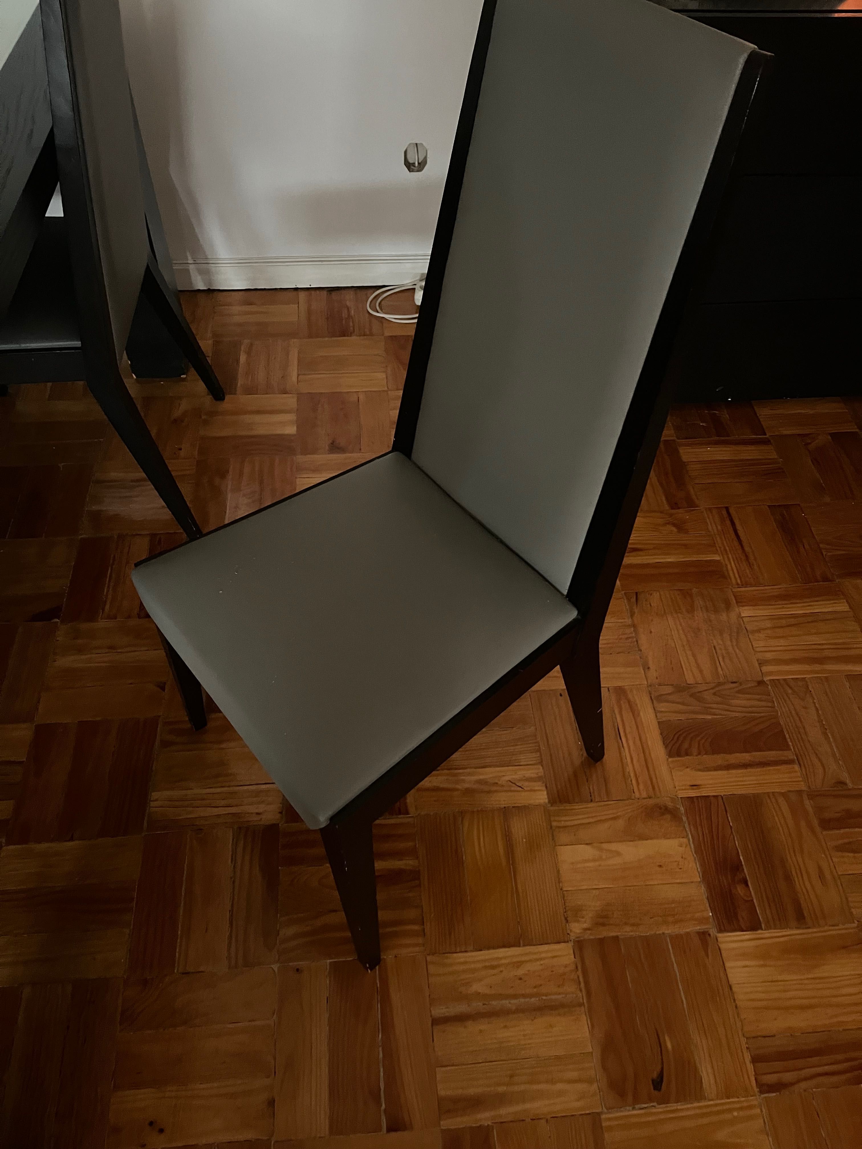 Mesa e cadeiras de sala de jantar