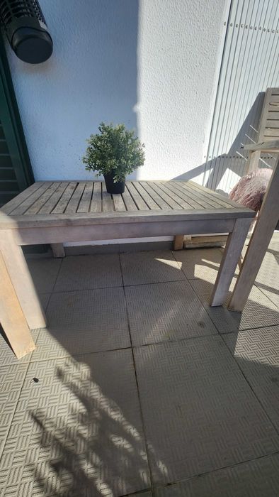Conjunto de móveis de jardim de madeira, incluindo mesas e cadeiras