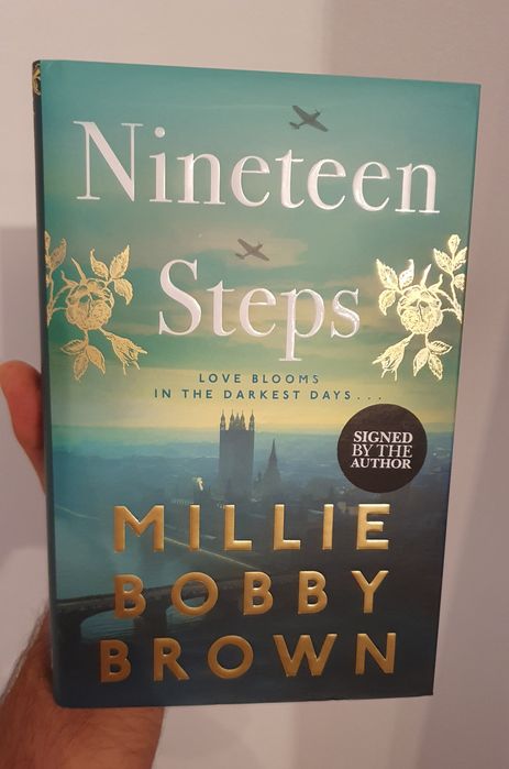 Livro da Nineteen Steps da Millie Bobby Brown autografado