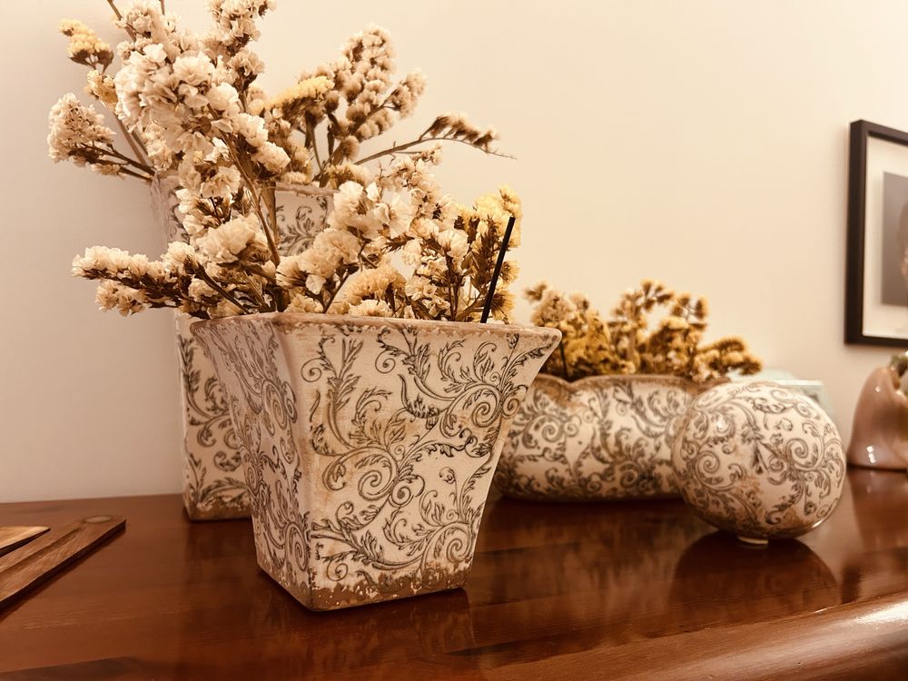 Conjunto decorativo de quatro peças, que inclui as flores secas