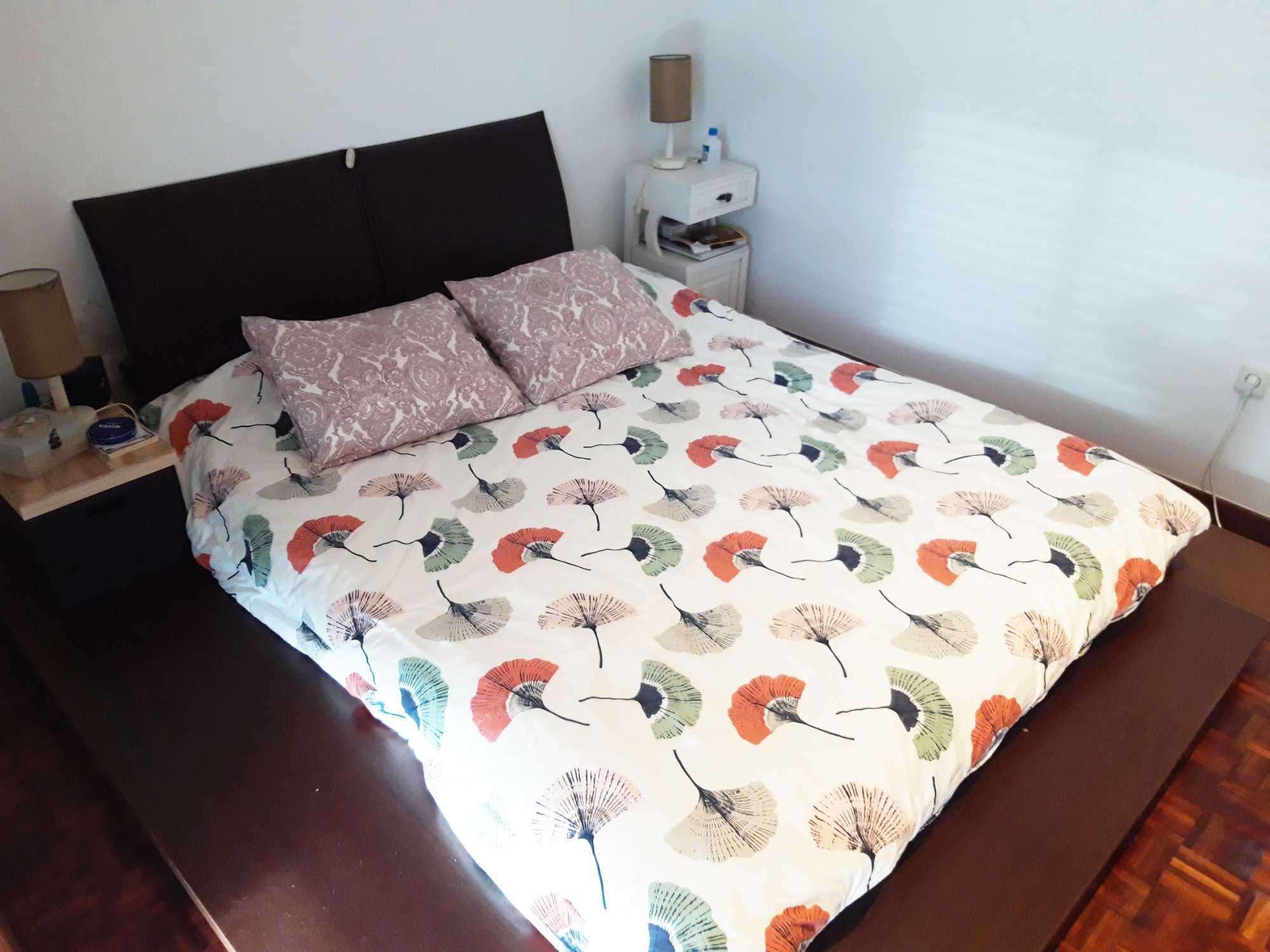 Cama casal 150x190 em madeira