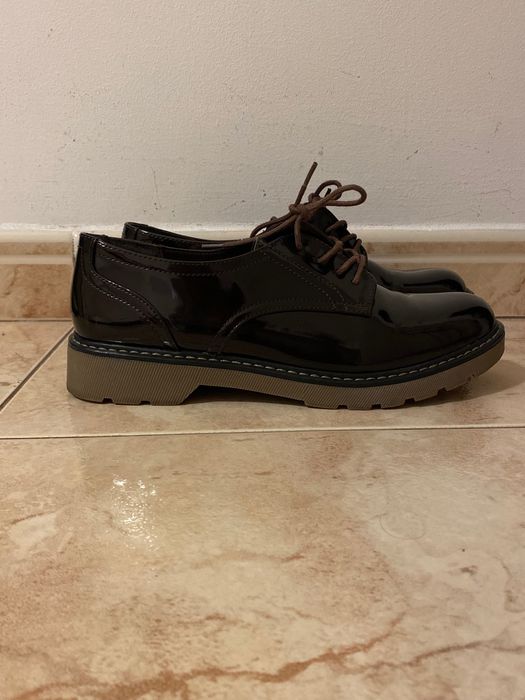 Sapato em verniz castanho