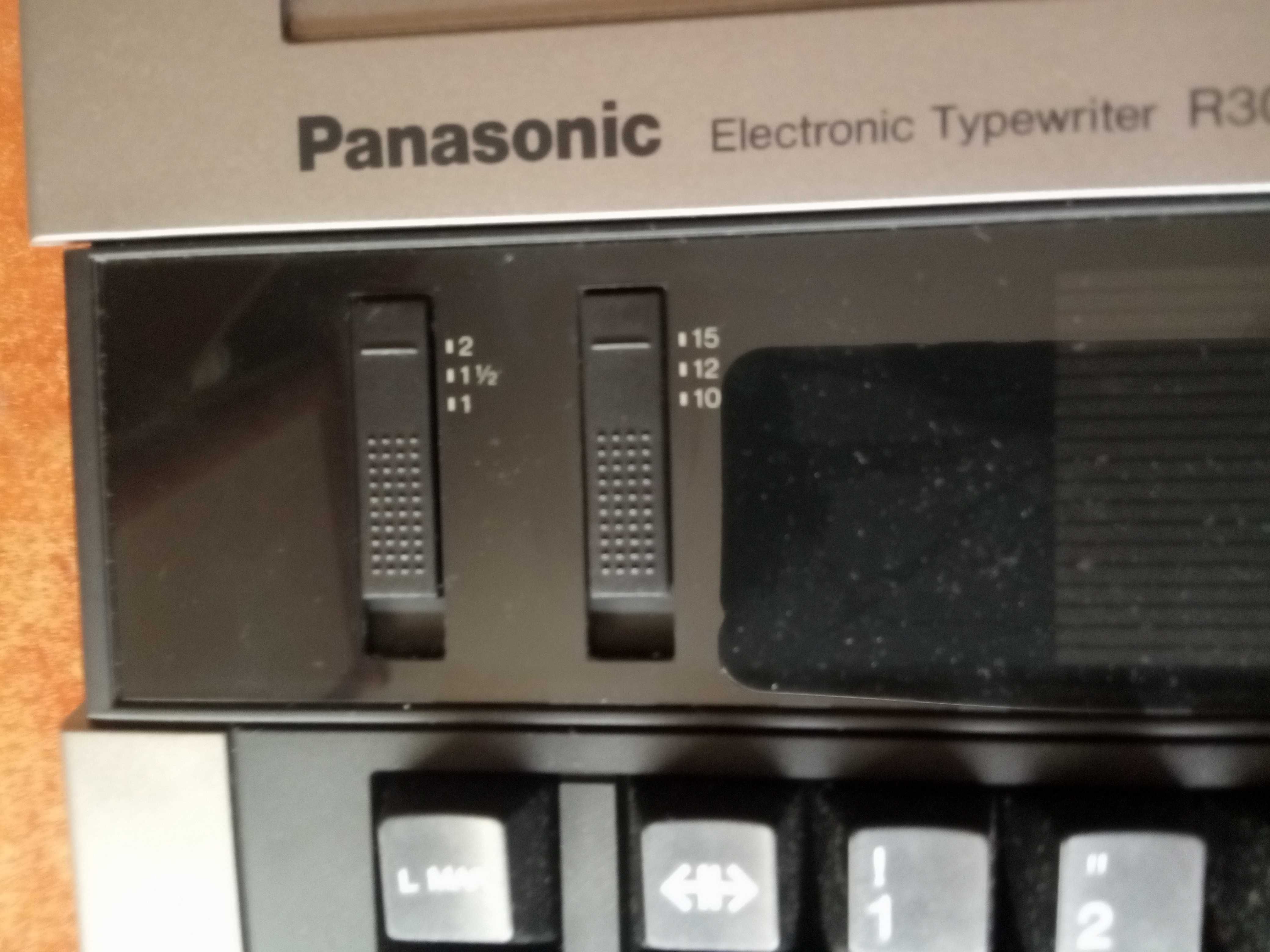 Elektroniczna maszyna do pisania PANASONIC R300, ładny stan wizualny