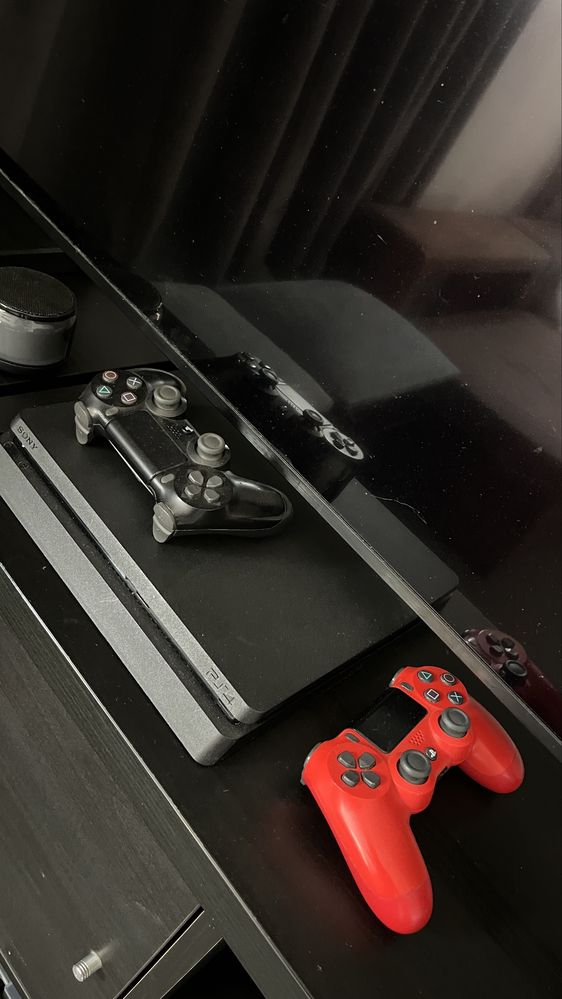 Ps4 com 2 comandos e 4 jogos