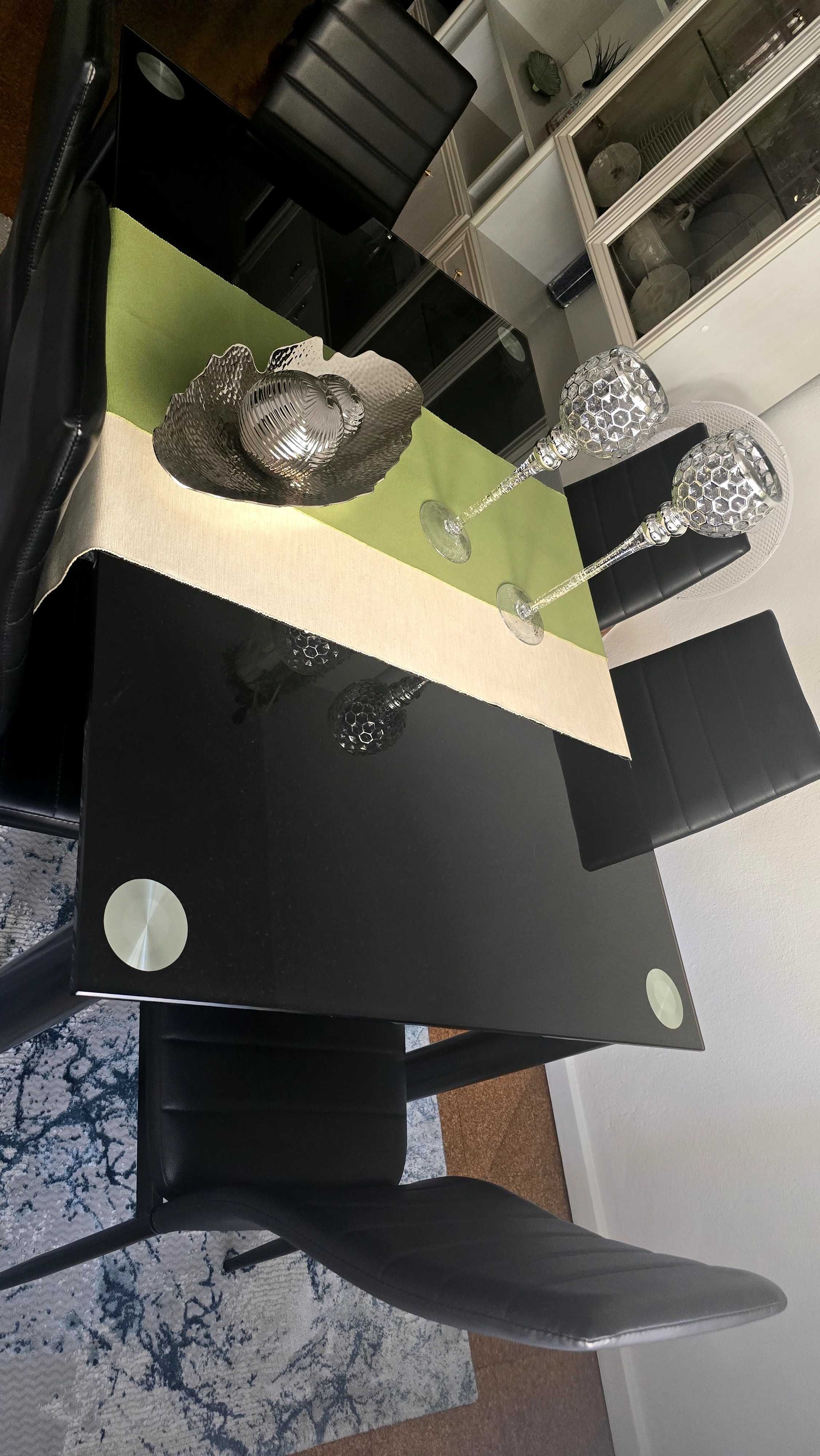 Mesa preta + 6 cadeiras