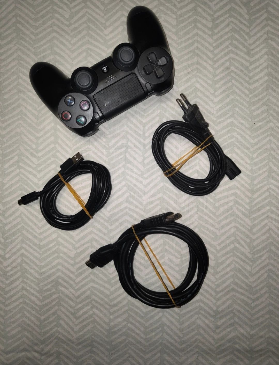 PS4 / PlayStation 4 + comandos • Recondicionada