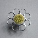 Cytrynowy kwiatek - ceramiczna okrągła witrażowa broszka