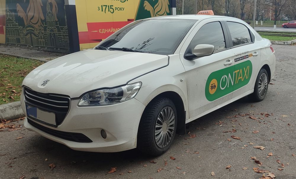 Аренда Toyota Camry Hybrid c брендом uklon