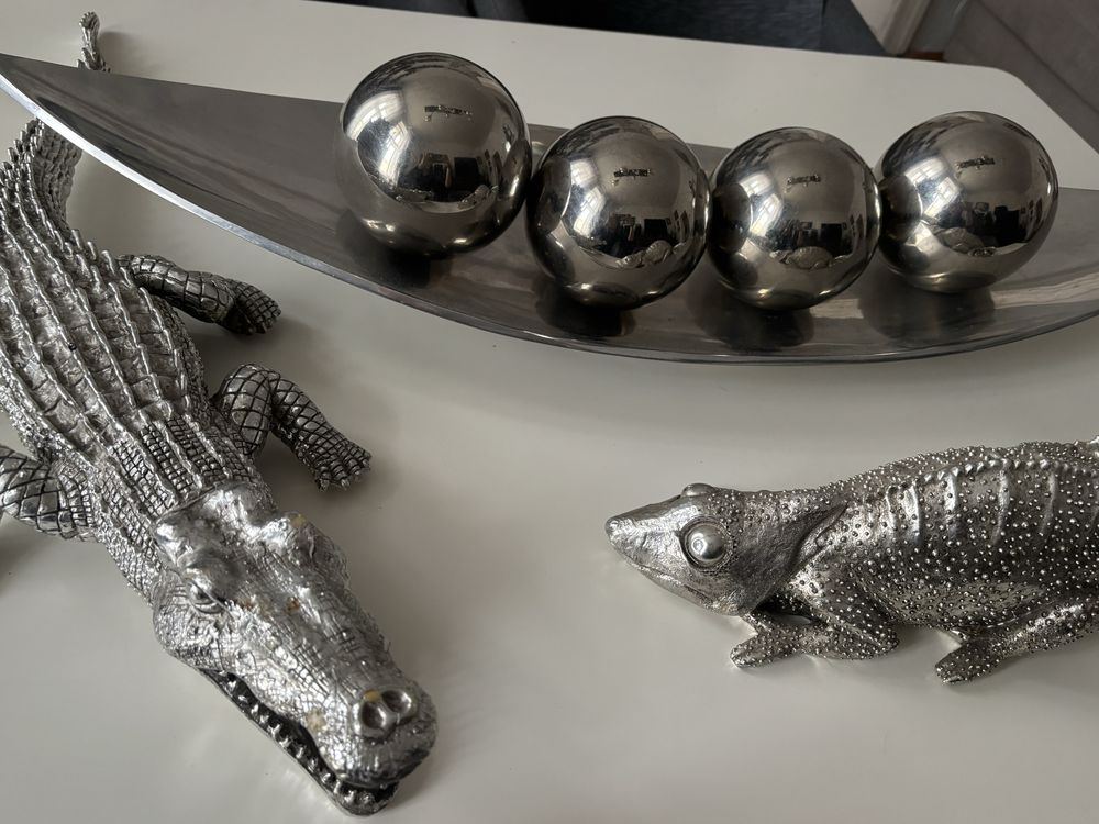 Srebrne ozdoby do domu taca srerbna z kulami, figurki kare design
