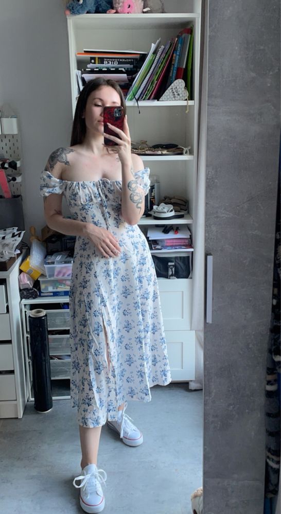 Długa sukienka w kwiatki z rozcięciem