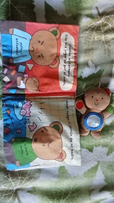 Розвиваюча м'яка книжка шуршалка