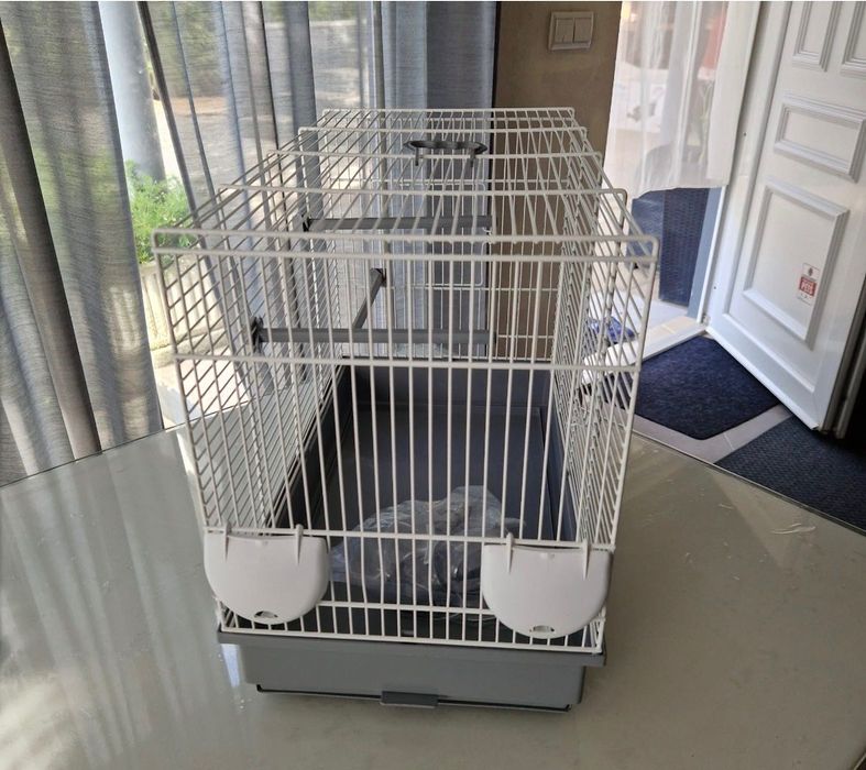 Vende-se gaiola com piriquitos