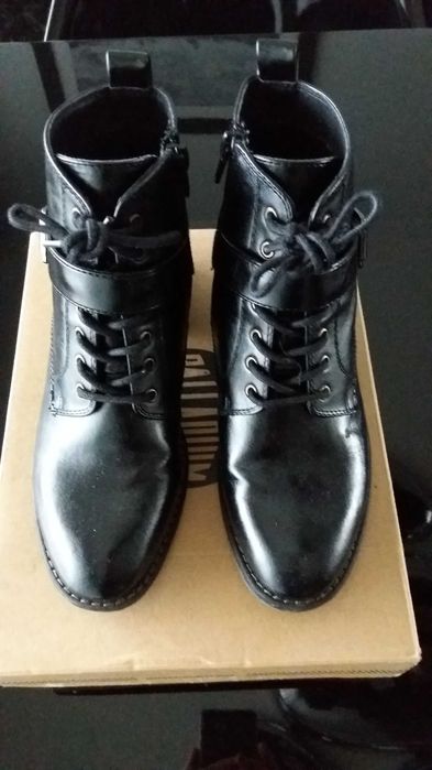 Botas pretas de cano médio