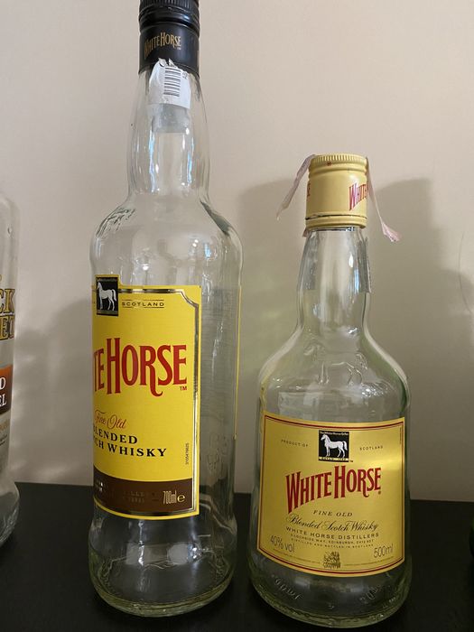 Пустые бутылки от виски.