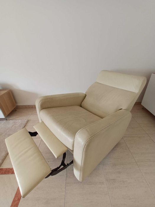 Cadeirão/poltrona em pele beje