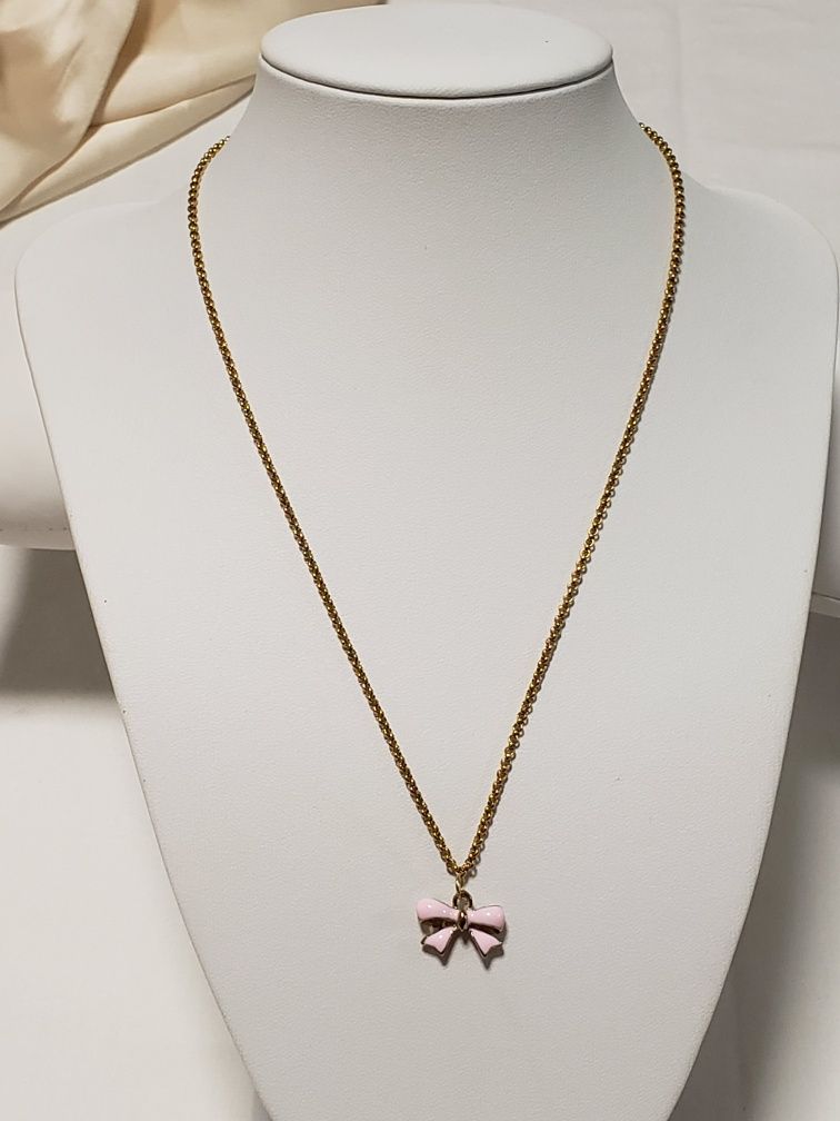 Fio em aço inoxidável dourado, com um lindo laço.