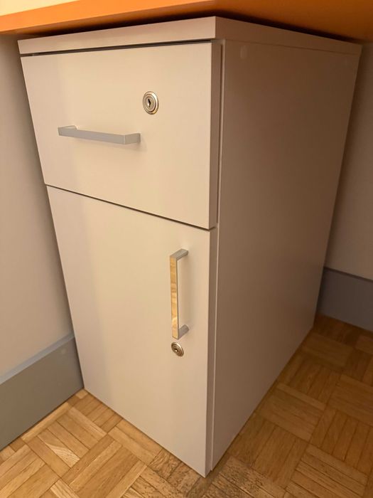 lada recepcyjna + 2 pomocniki i szafka