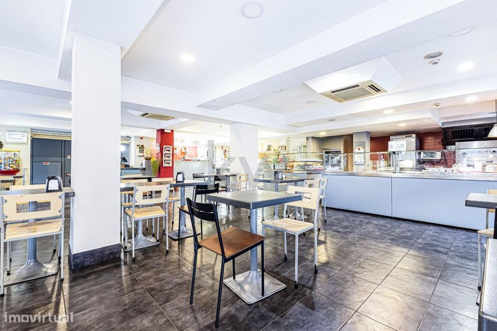 Restaurante e pastelaria em funcionamento localizado na Avenida 25 de