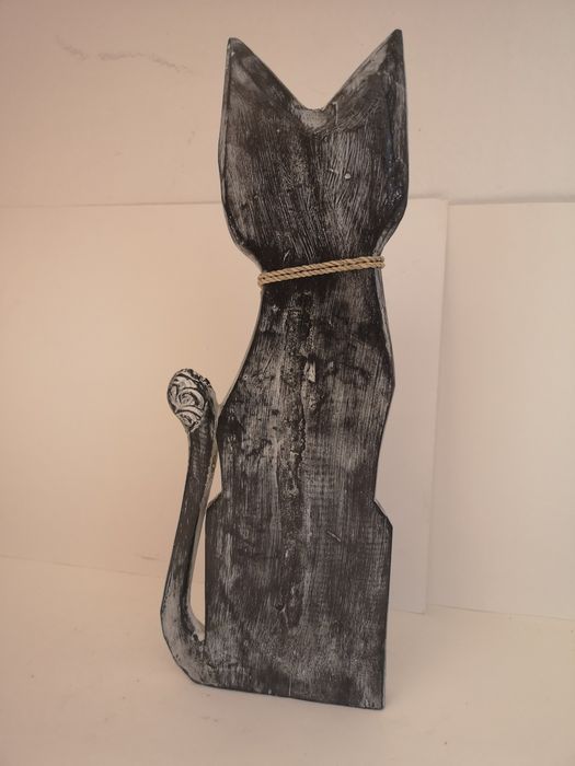 Drewniana rzeźba kota