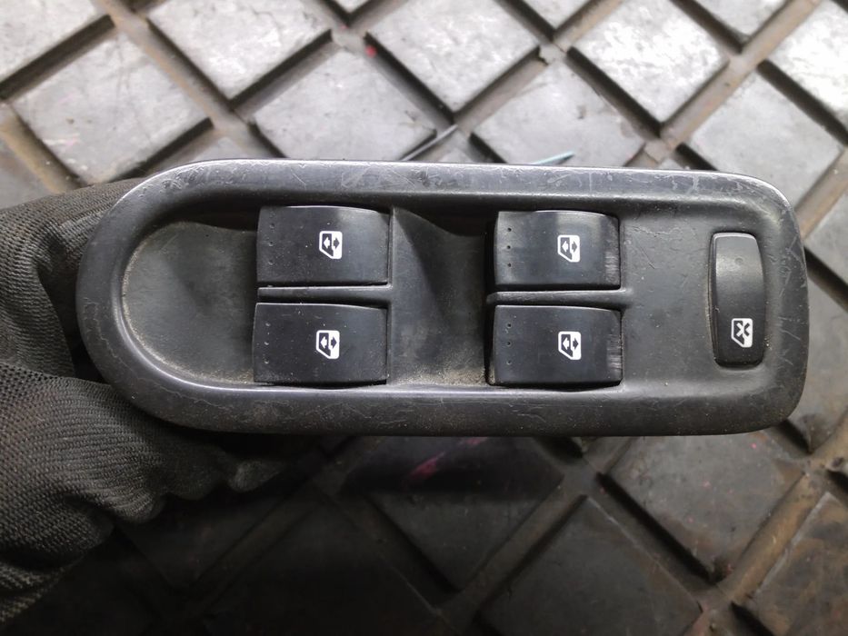Przycisk podnośnika szyby do Renault Megane II (2002 - 2006)