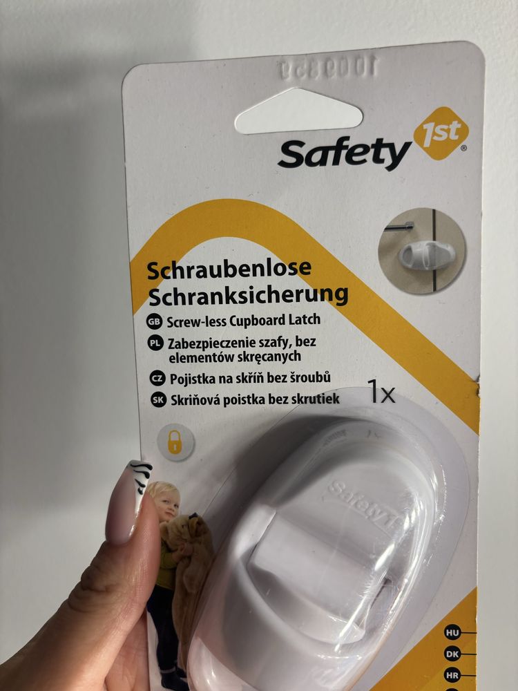 Nowe białe plastikowe zabezpieczenie na szafki przed dziećmi