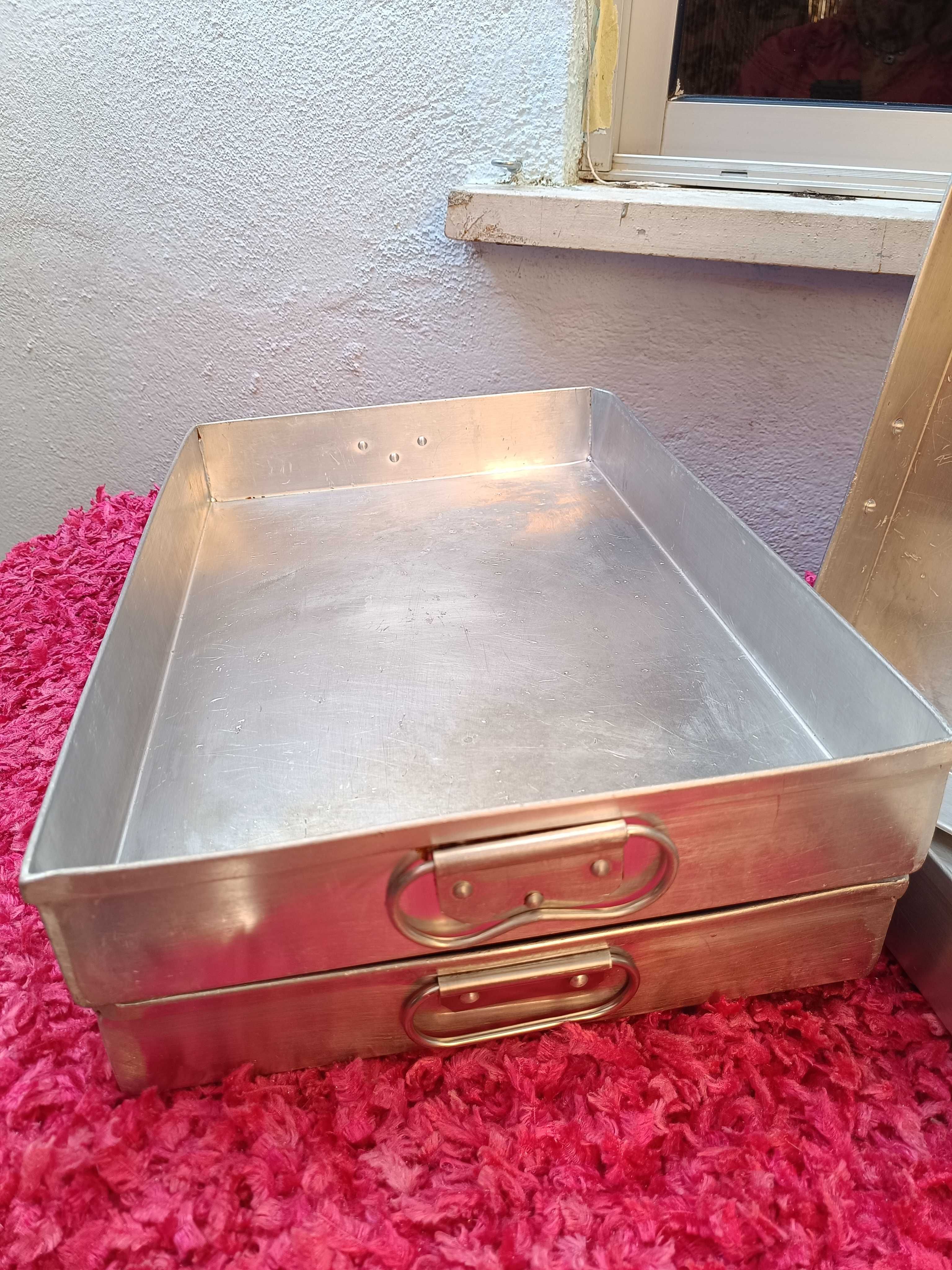 Tabuleiros em inox pouco uso.