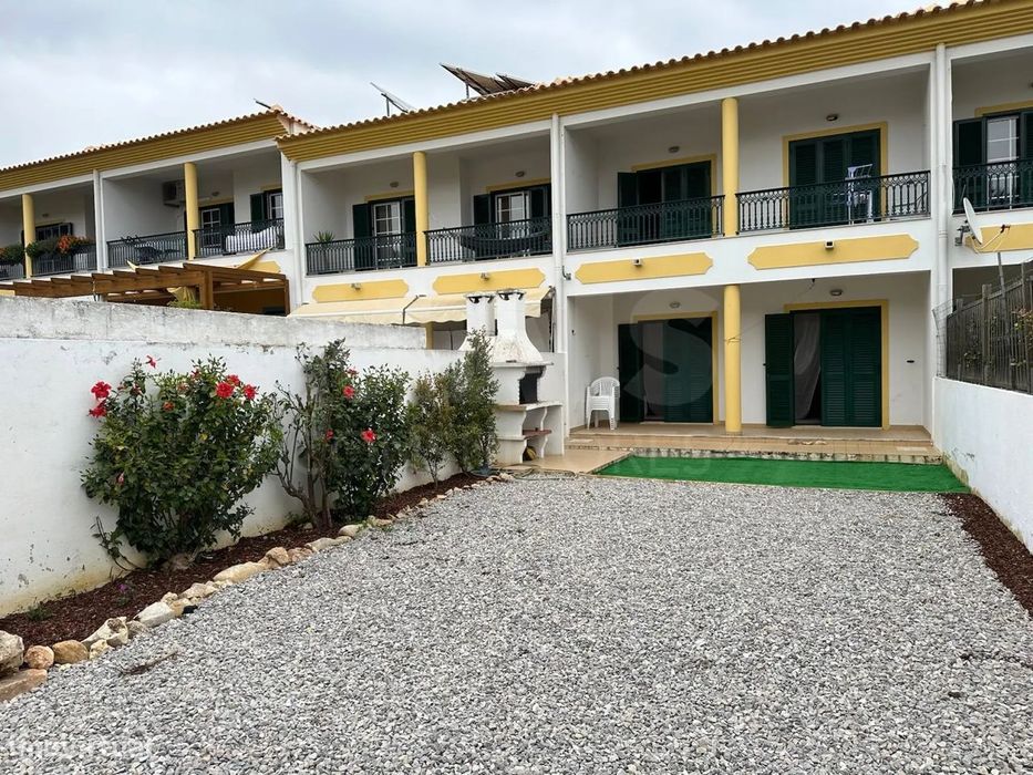 Moradia T3 em condomínio privado, com piscina.