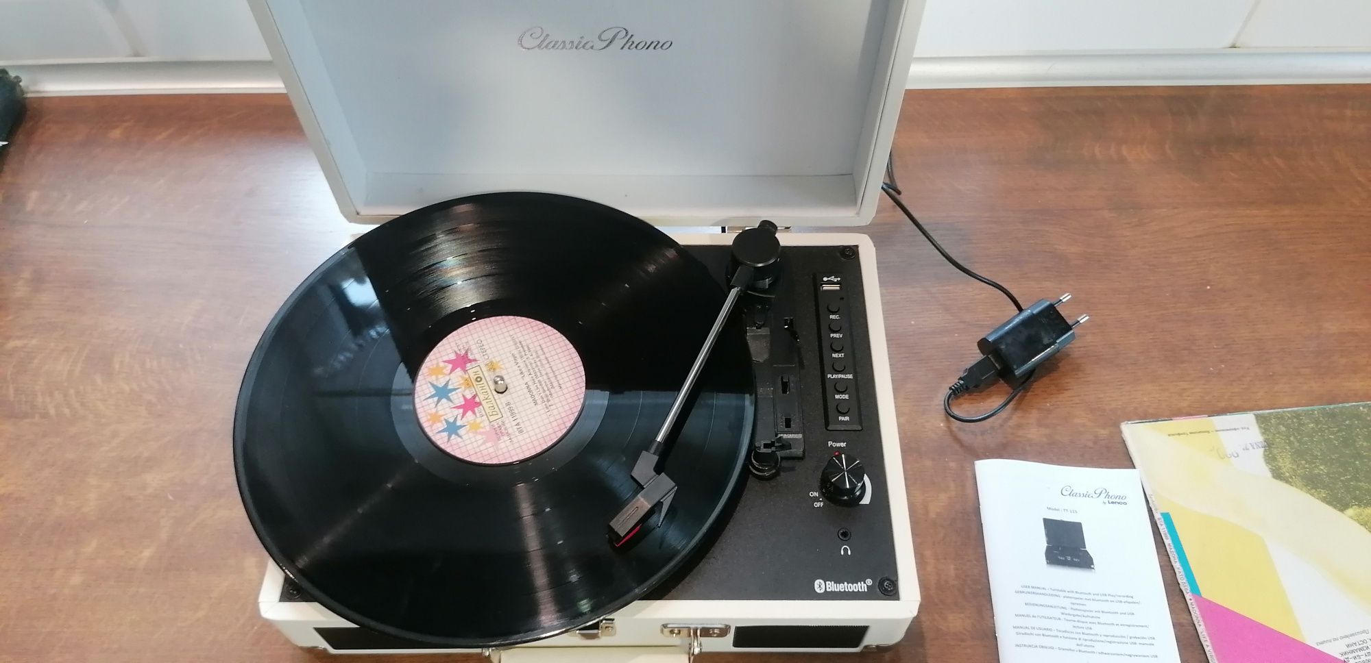 Gramofon w walizce z wbudowanymi głośnikami i Bluetooth