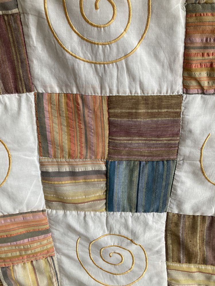 Narzuta patchwork z dwoma poszewkami na poduszkami