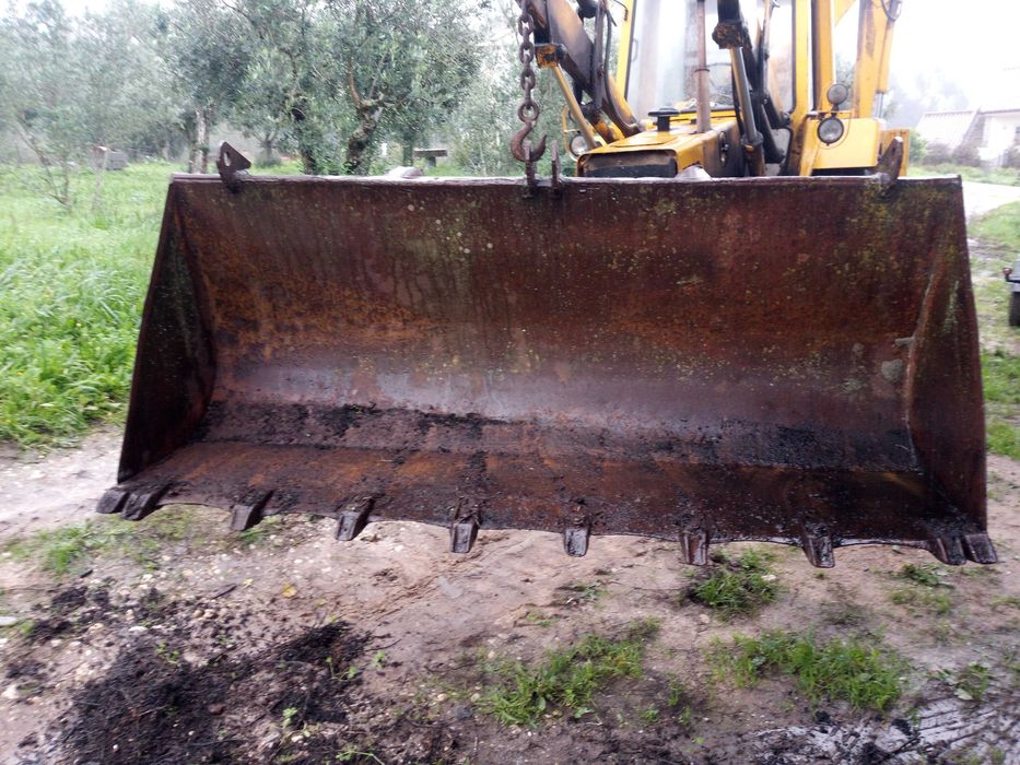 Balde de retro Ford 655 mais as costas de um balde multifunções