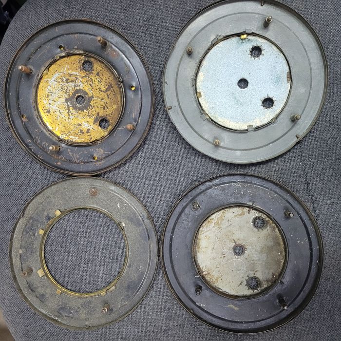 Stare tarcze do zegarów wiszących