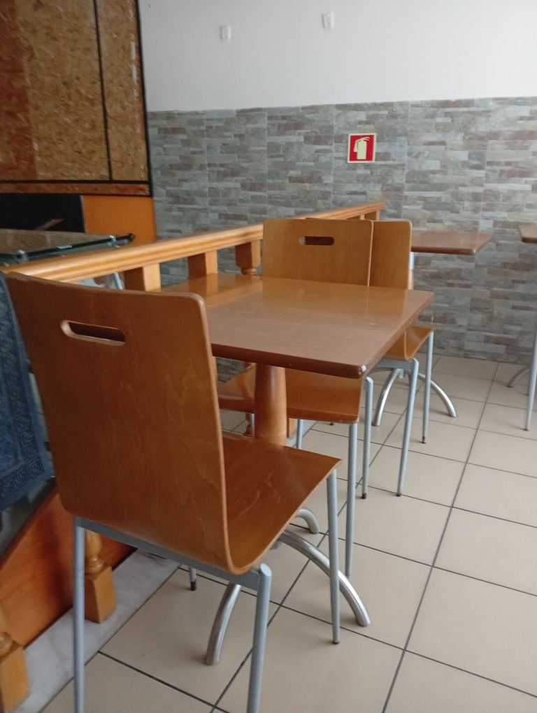 Mesas e cadeiras